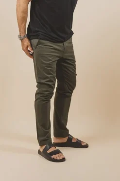 RILEY SLIM CHINO