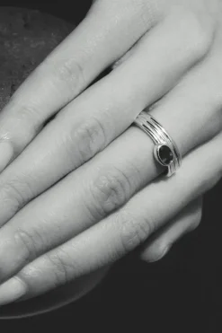 TANA RING SILVER GARNET
