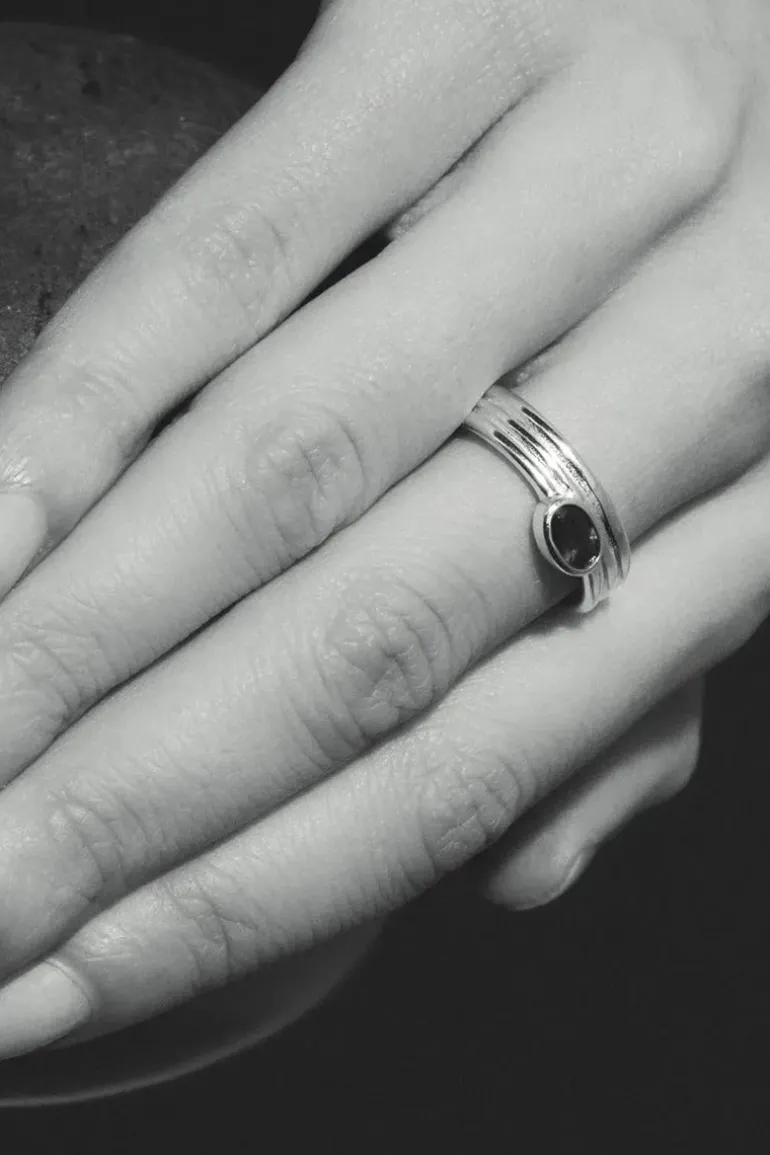 TANA RING SILVER GARNET